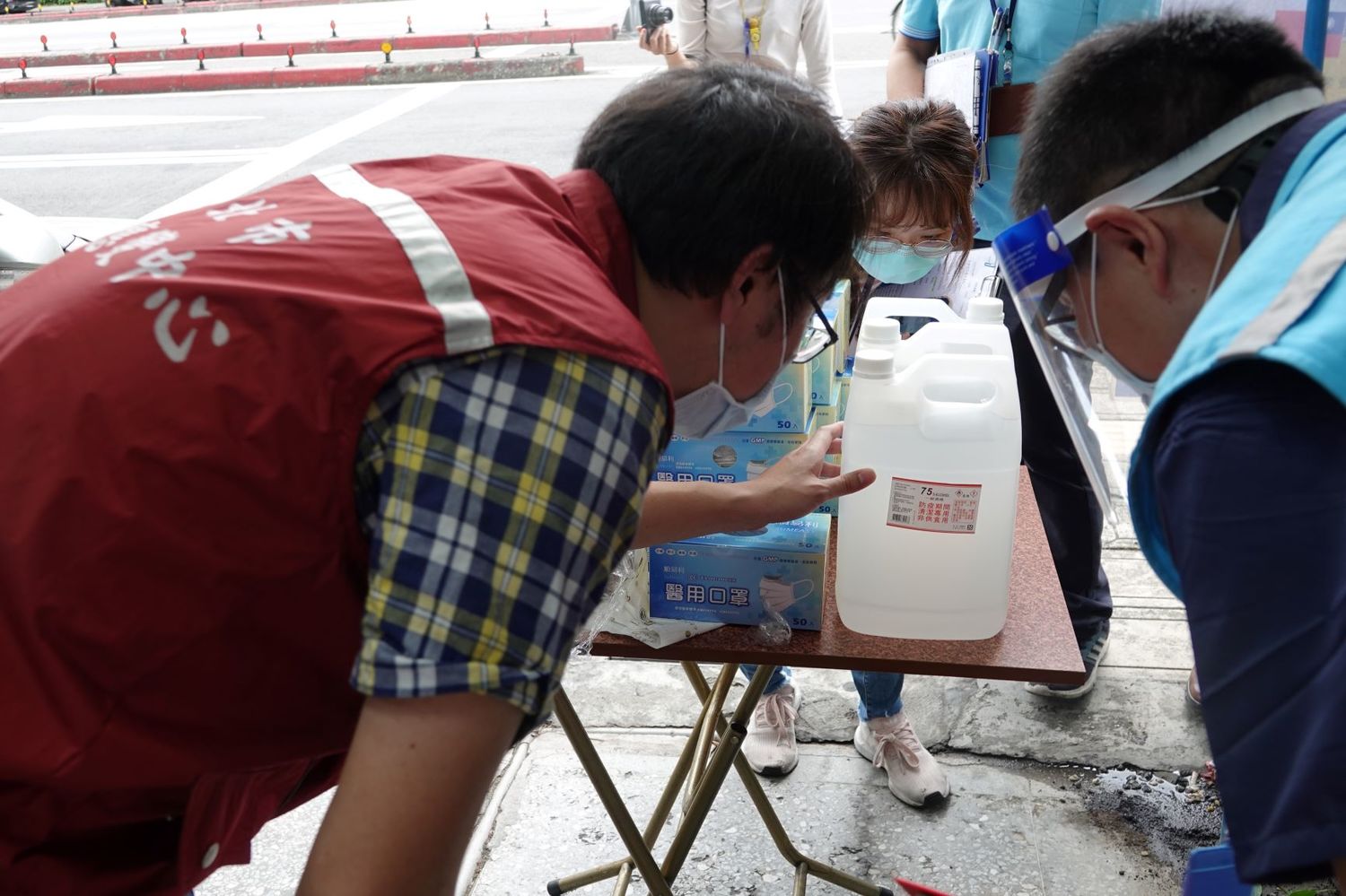 物價平穩小組稽查樹林一處口罩、酒精販售業者 圖:新北市農業局提供。 物價平穩小組稽查樹林一處口罩、酒精販售業者 圖:新北市農業局提供。