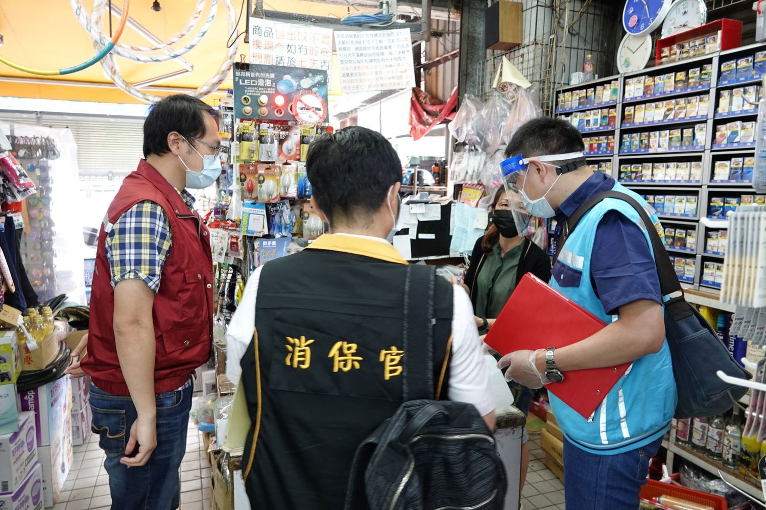 物價平穩小組向賣場業者詢問供貨情形 圖:新北市農業局提供。 物價平穩小組向賣場業者詢問供貨情形 圖:新北市農業局提供。