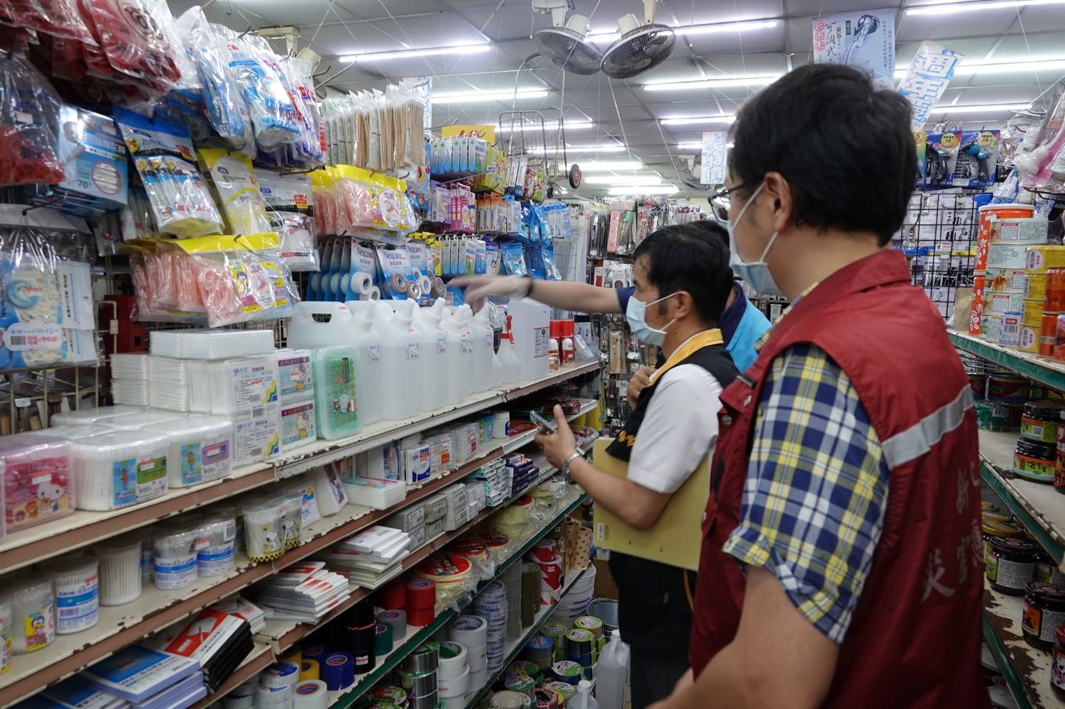 物價平穩小組稽查板橋一處賣場酒精 圖:新北市農業局提供。 物價平穩小組稽查板橋一處賣場酒精 圖:新北市農業局提供。