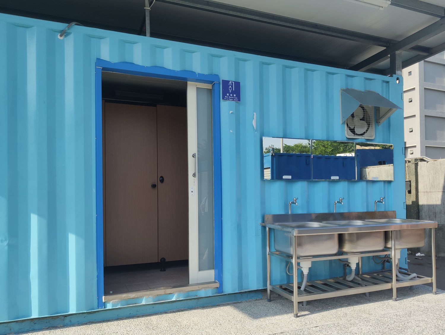 高市海洋局在前鎮漁港碼頭設移工衛廁設備。 圖:高雄市政府/提供 高市海洋局在前鎮漁港碼頭設移工衛廁設備。 圖:高雄市政府/提供