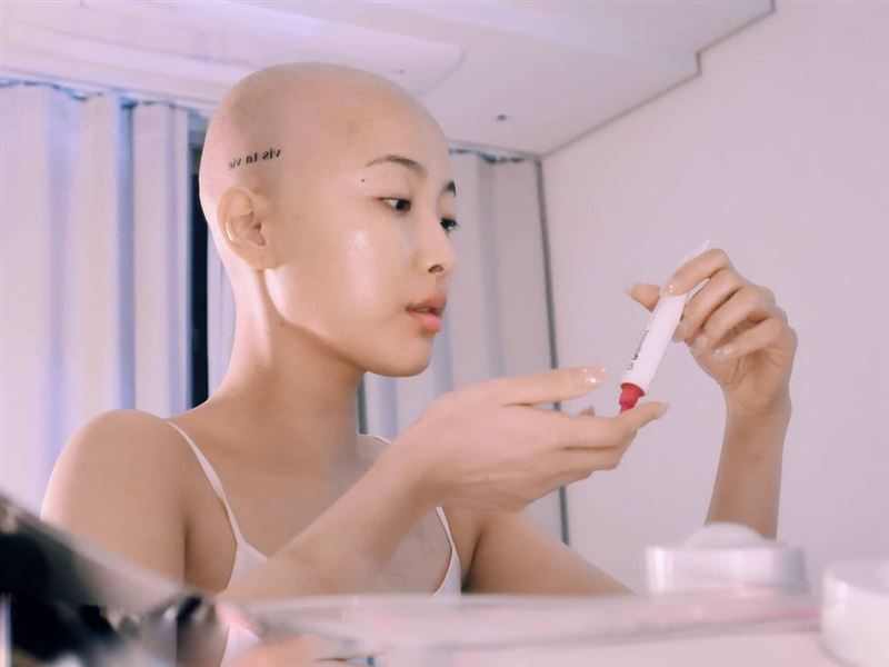 在罹癌之後,黎明總是在鏡頭前展現積極抗癌的樣子。 圖:翻攝自黎明IG 在罹癌之後,黎明總是在鏡頭前展現積極抗癌的樣子。 圖:翻攝自黎明IG