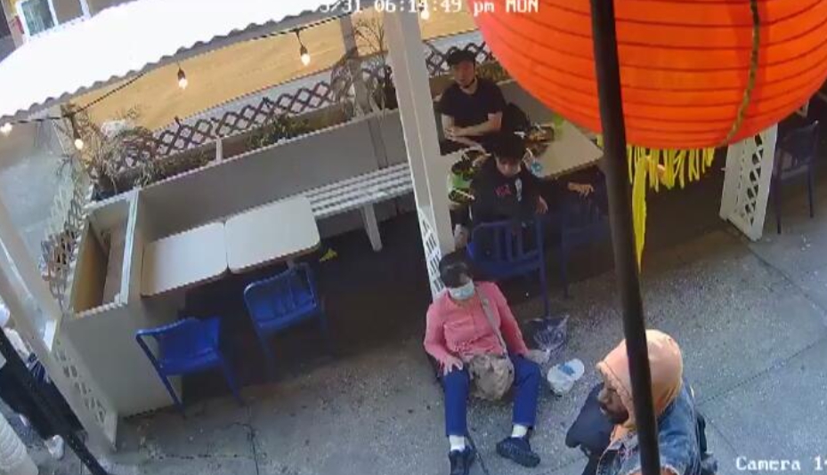 監視器拍下黑人男子在紐約唐人街襲擊亞裔女子的畫面。 圖 : 監視器影像截圖 監視器拍下黑人男子在紐約唐人街襲擊亞裔女子的畫面。 圖 : 監視器影像截圖