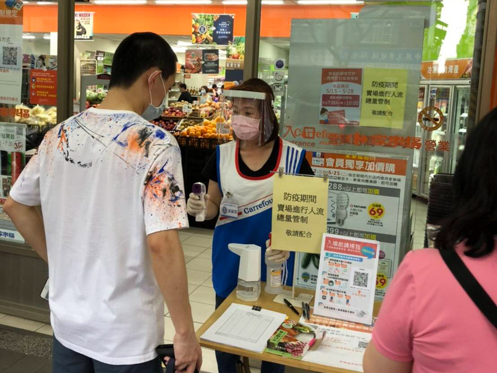 新北賣場人流管制,落實每2.25平方公尺內以1人為上限,讓民眾消費安心 圖:新北市政府經發局 / 提供 新北賣場人流管制,落實每2.25平方公尺內以1人為上限,讓民眾消費安心 圖:新北市政府經發局 / 提供