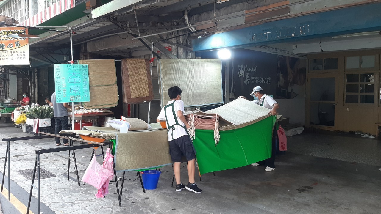 市集攤販配合公所進行整理。 圖:新北市民政局 / 提供 市集攤販配合公所進行整理。 圖:新北市民政局 / 提供
