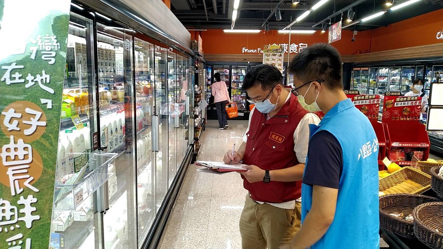 八里區公所針對轄內大型賣場進行查察。 圖:新北市民政局 / 提供 八里區公所針對轄內大型賣場進行查察。 圖:新北市民政局 / 提供
