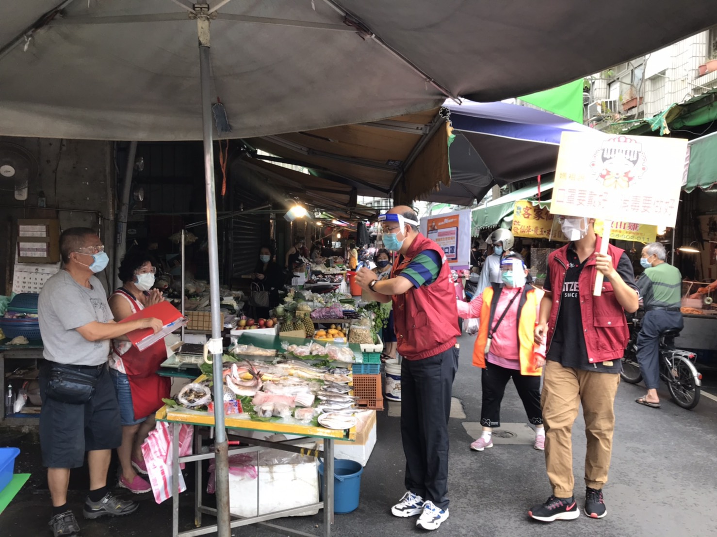 五股區長洪崇璉到市場宣導防疫抗疫。 圖:新北市民政局 / 提供 五股區長洪崇璉到市場宣導防疫抗疫。 圖:新北市民政局 / 提供