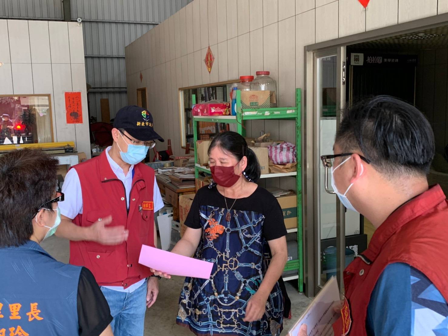 八里區長陳炳仲與商家進行防疫措施說明。 圖:新北市民政局 / 提供 八里區長陳炳仲與商家進行防疫措施說明。 圖:新北市民政局 / 提供