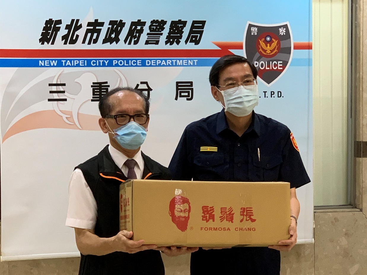 鬍鬚張董事長張永昌與三重分局員警合影 圖:鬍鬚張公司 / 提供 鬍鬚張董事長張永昌與三重分局員警合影 圖:鬍鬚張公司 / 提供