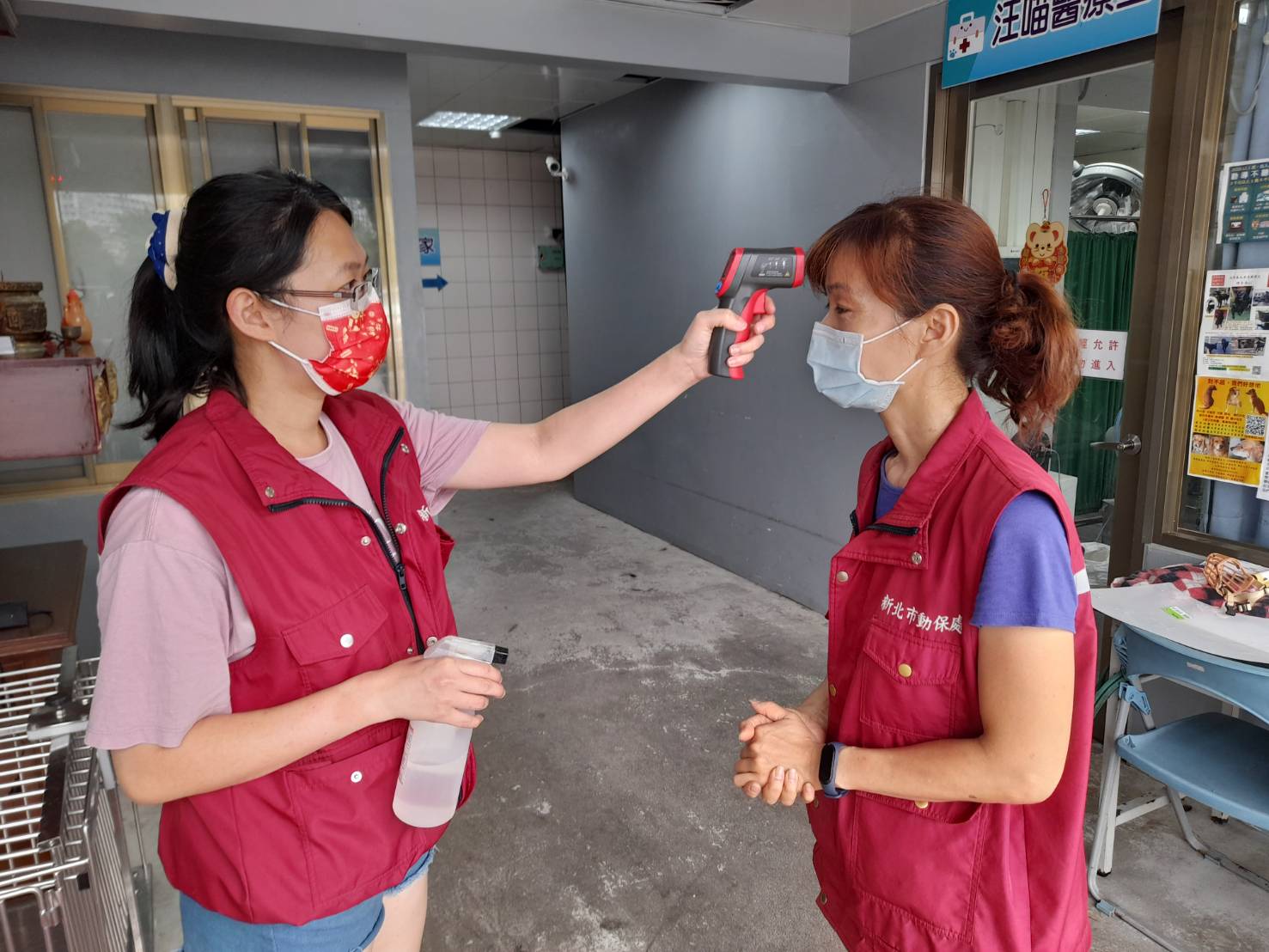 新北市動物之家工作人員進出量測體溫及手部消毒。 圖:新北市動保處提供 新北市動物之家工作人員進出量測體溫及手部消毒。 圖:新北市動保處提供