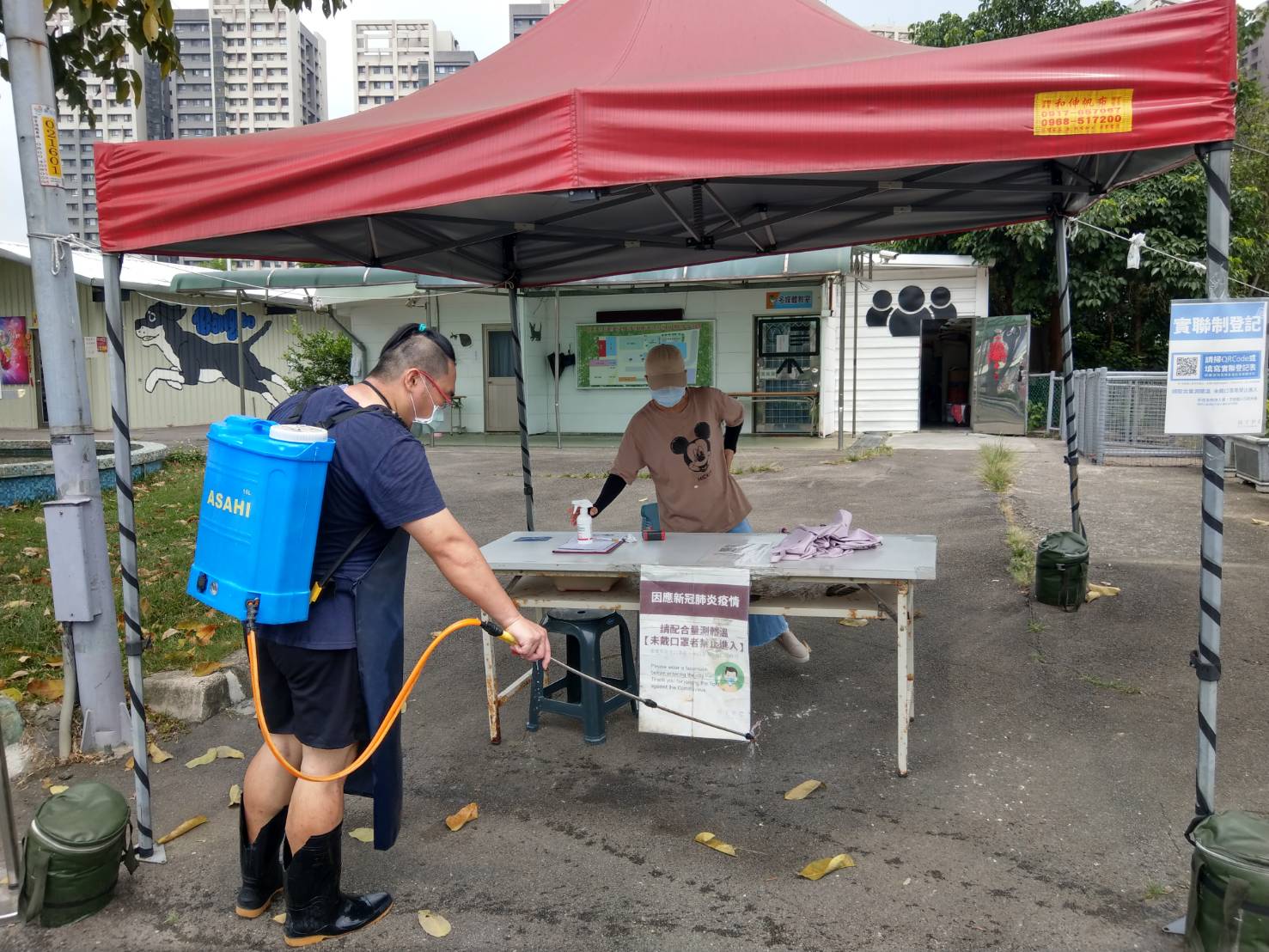 新北市動物之家每天定時加強場區環境消毒。 圖:新北市動保處提供 新北市動物之家每天定時加強場區環境消毒。 圖:新北市動保處提供