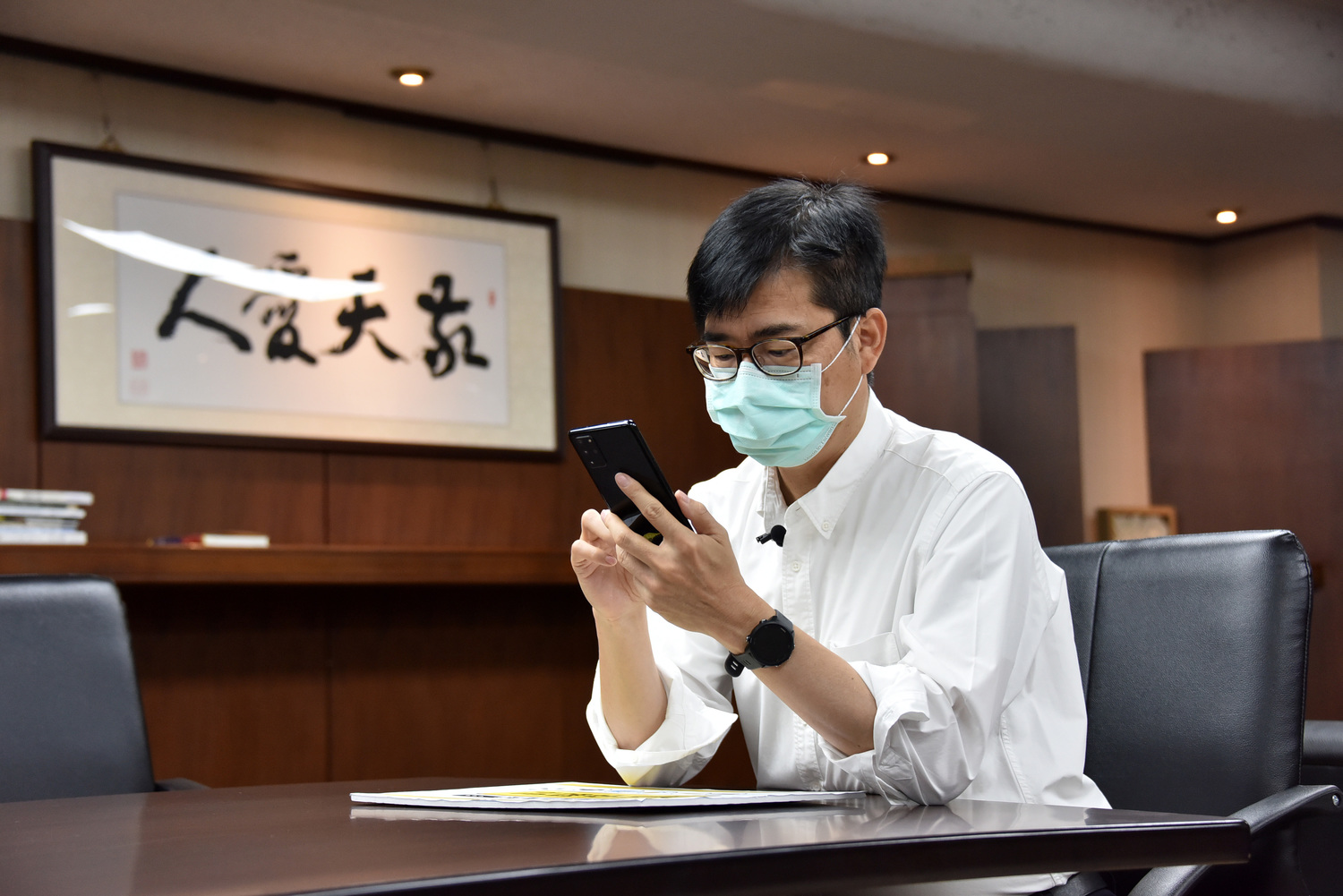 陳其邁體驗「LINE熱點」高雄好家載服務。 圖:高雄市政府/提供 陳其邁體驗「LINE熱點」高雄好家載服務。 圖:高雄市政府/提供