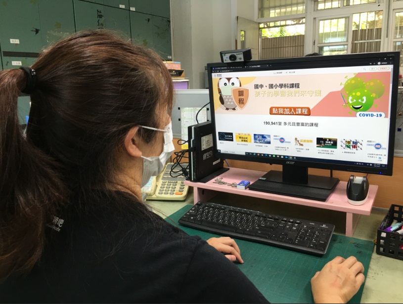 捷揚光電與傑可達數位公司共同捐贈的網路攝影機具有高解析影像畫質,能傳送清晰影像到學生的學習載具上,教師進行遠端教學隨插即用真方便 圖:新北市政府教育局提供 捷揚光電與傑可達數位公司共同捐贈的網路攝影機具有高解析影像畫質,能傳送清晰影像到學生的學習載具上,教師進行遠端教學隨插即用真方便 圖:新北市政府教育局提供