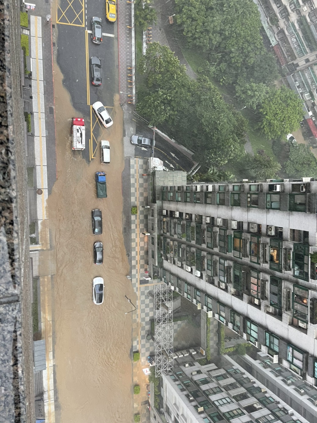 北市松仁路淹水 圖:民眾 / 提供 北市松仁路淹水 圖:民眾 / 提供