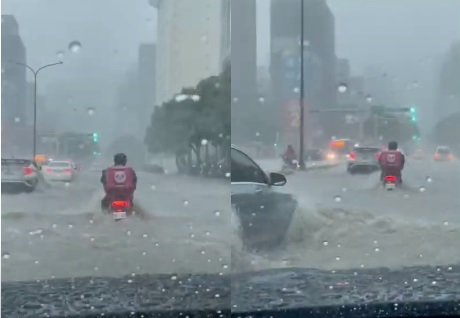 外送員頂著大雷雨以及道路淹水,騎在滾滾黃流中,畫面險象環生。 圖:翻攝畫面 外送員頂著大雷雨以及道路淹水,騎在滾滾黃流中,畫面險象環生。 圖:翻攝畫面