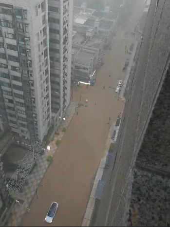 北市松仁路淹水 圖:民眾提供 北市松仁路淹水 圖:民眾提供