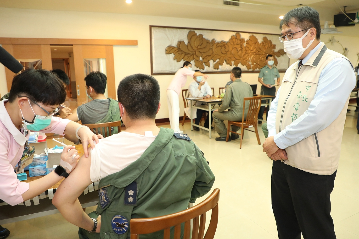 台南空軍基地飛行及技勤同仁肩負捍衛西南領空重大任務,今日由岡山醫院江國超院長前往空軍第一聯隊協助施打疫苗,黃偉哲也率衛生局長許以霖到場關心施打狀況。 圖:台南市政府提供 台南空軍基地飛行及技勤同仁肩負捍衛西南領空重大任務,今日由岡山醫院江國超院長前往空軍第一聯隊協助施打疫苗,黃偉哲也率衛生局長許以霖到場關心施打狀況。 圖:台南市政府提供