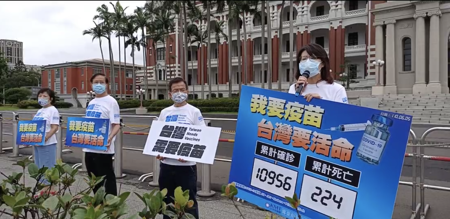 前新聞局長鍾琴、國民黨立委鄭正鈐發起「小英給我疫苗,快閃總統府」活動,繞行總統府,按喇叭10秒表達訴求。 圖:翻攝國民黨團直播 前新聞局長鍾琴、國民黨立委鄭正鈐發起「小英給我疫苗,快閃總統府」活動,繞行總統府,按喇叭10秒表達訴求。 圖:翻攝國民黨團直播