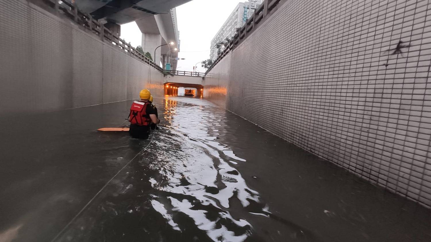 高雄金福地下道淹水。 圖:民眾 / 提供 高雄金福地下道淹水。 圖:民眾 / 提供