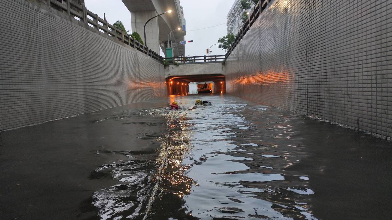 高雄金福地下道淹水。 圖:民眾 / 提供 高雄金福地下道淹水。 圖:民眾 / 提供