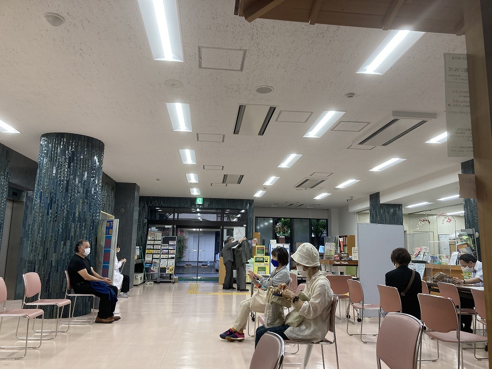 日本傳統疫苗打法是接種者在外面等後,輪到後再進去打,醫師也每次換手套等,非常緩慢,耗費醫療人力。圖為東京等待接種新冠疫苗者等待室。 圖:劉黎兒/攝 日本傳統疫苗打法是接種者在外面等後,輪到後再進去打,醫師也每次換手套等,非常緩慢,耗費醫療人力。圖為東京等待接種新冠疫苗者等待室。 圖:劉黎兒/攝