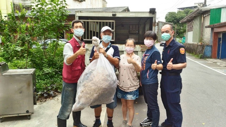 瑞芳區駐區獸醫王嚴緒(左起)、屋主李姓夫婦、簡惠麗里長、宋志偉副所長與摘除的碩大蜂窩合影。 圖:新北市動保處提供 瑞芳區駐區獸醫王嚴緒(左起)、屋主李姓夫婦、簡惠麗里長、宋志偉副所長與摘除的碩大蜂窩合影。 圖:新北市動保處提供