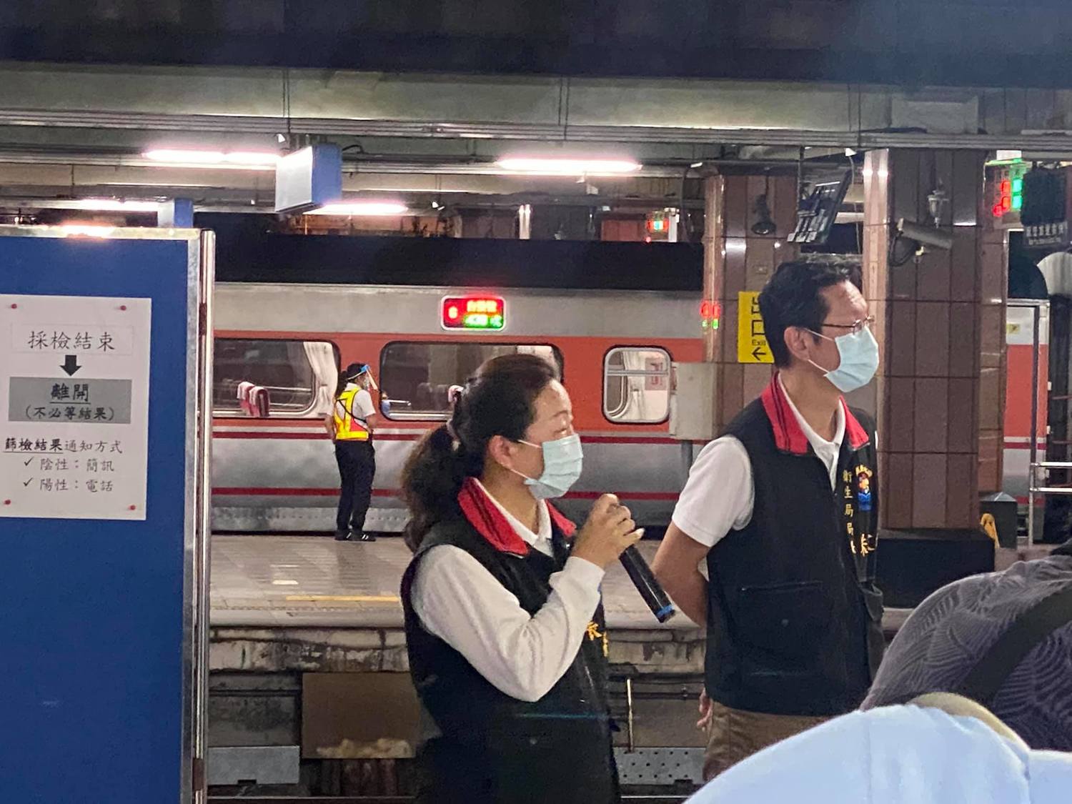 花蓮縣長徐榛蔚晚間到花蓮火車站視察快篩站作業狀況。 圖:翻攝徐榛蔚臉書 花蓮縣長徐榛蔚晚間到花蓮火車站視察快篩站作業狀況。 圖:翻攝徐榛蔚臉書
