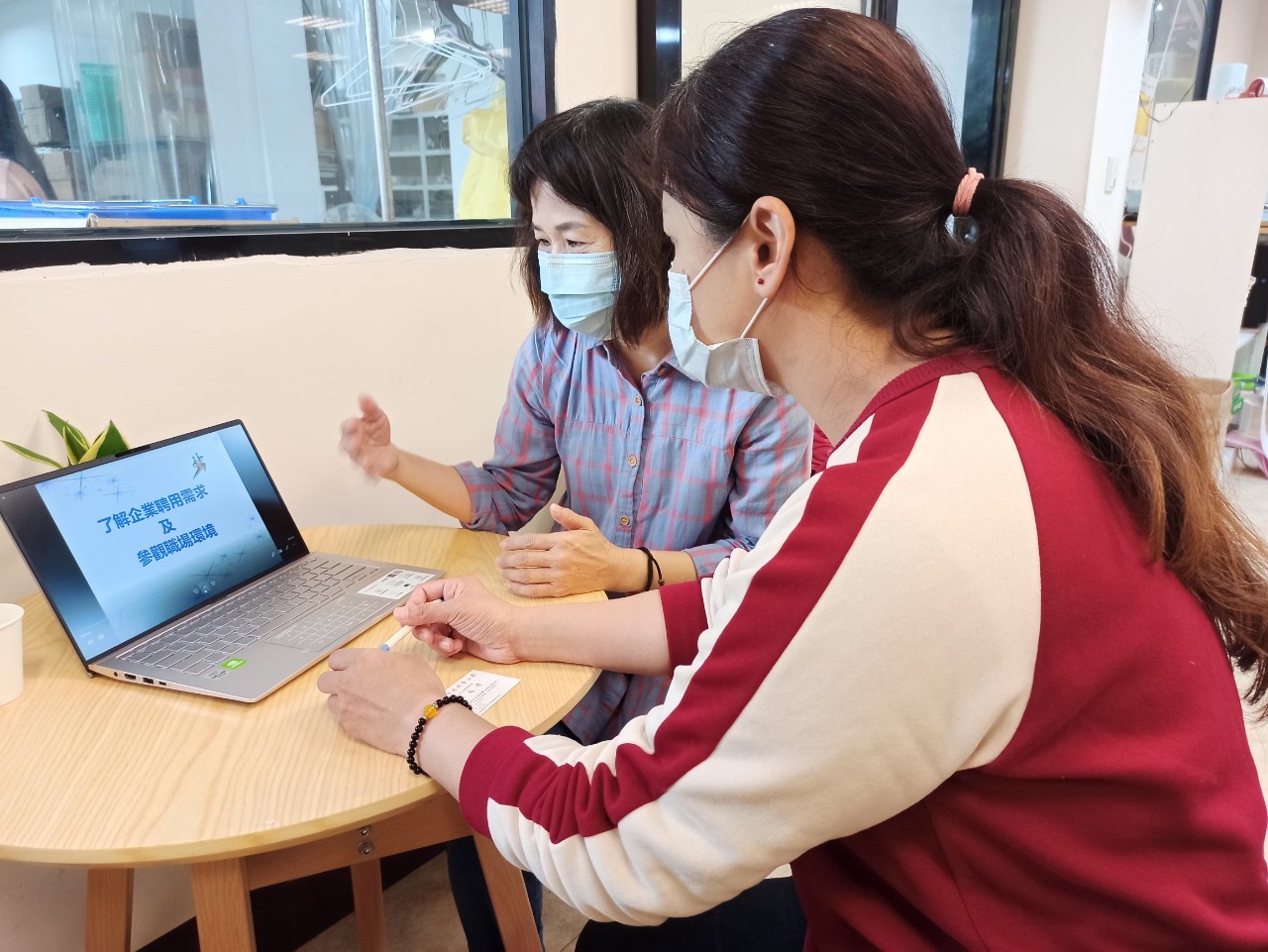 企業服務專員(左1)向雇主介紹身障就業資源 圖:新北市政府勞工局提供 企業服務專員(左1)向雇主介紹身障就業資源 圖:新北市政府勞工局提供