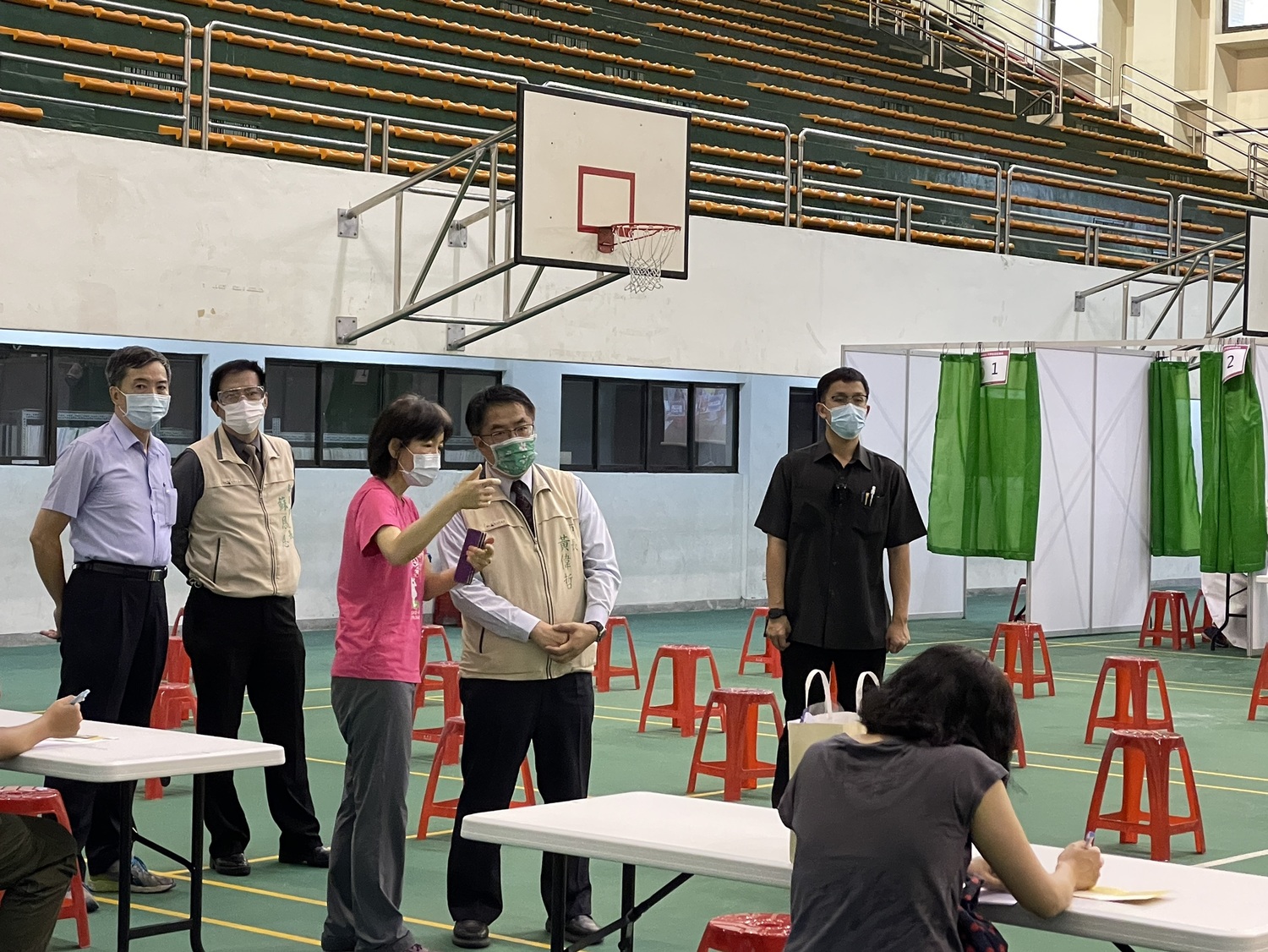 台南市長黃偉哲前往視察疫苗接種情形。 圖:台南市政府提供 台南市長黃偉哲前往視察疫苗接種情形。 圖:台南市政府提供