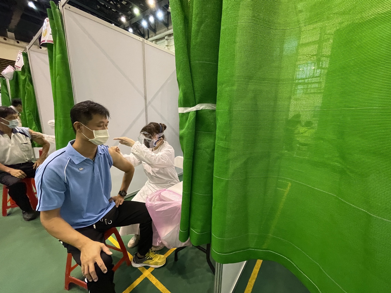 今天第一批施打疫苗的是警察、消防、環保清潔隊員。 圖:台南市政府提供 今天第一批施打疫苗的是警察、消防、環保清潔隊員。 圖:台南市政府提供