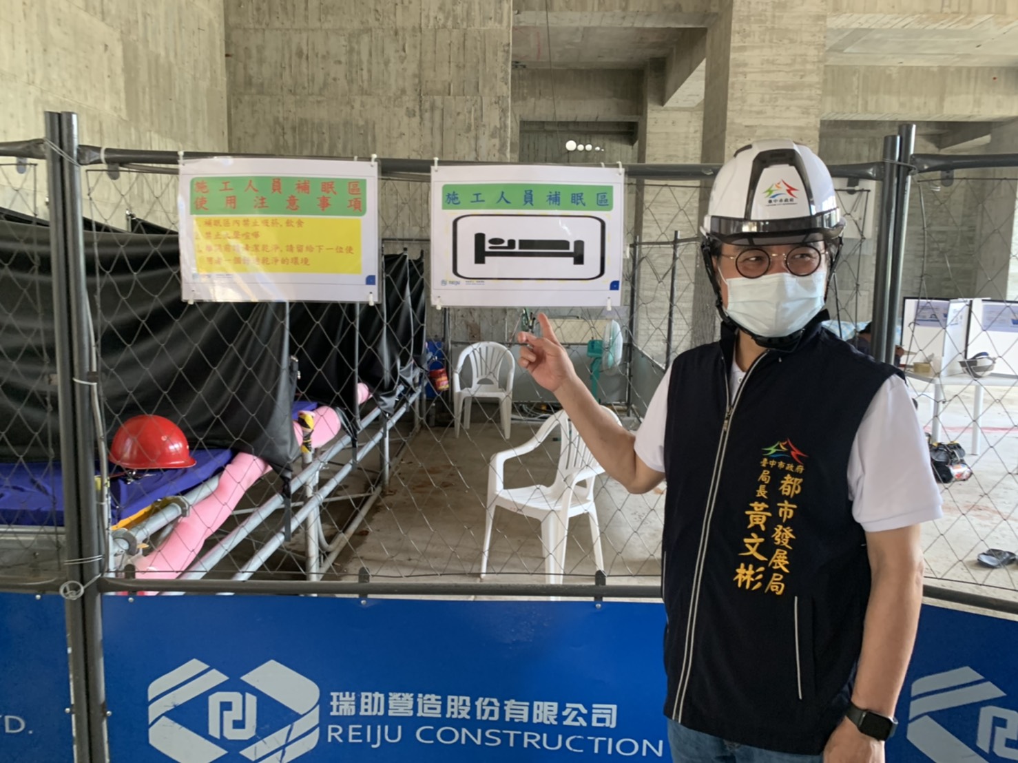 台中市都發局長黃文彬視察社宅公共工程及勤美之森民間建築工程防疫措施。 台中市政府/提供 台中市都發局長黃文彬視察社宅公共工程及勤美之森民間建築工程防疫措施。 台中市政府/提供
