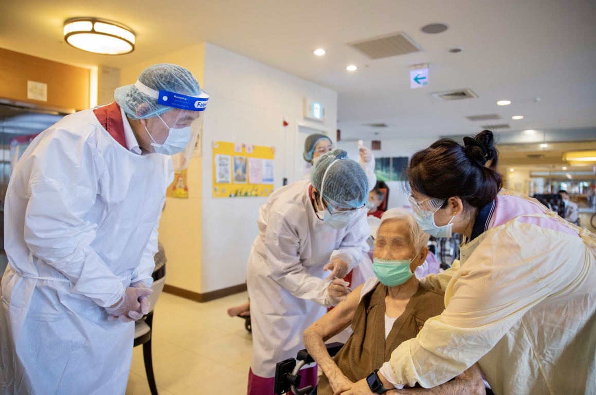 侯友宜感謝醫護同仁全力協助施打 圖:新北市衛生局提供 侯友宜感謝醫護同仁全力協助施打 圖:新北市衛生局提供