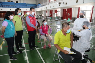 嘉義縣長翁章梁視察民雄國中疫苗接種站。 圖:嘉義縣政府/提供 嘉義縣長翁章梁視察民雄國中疫苗接種站。 圖:嘉義縣政府/提供