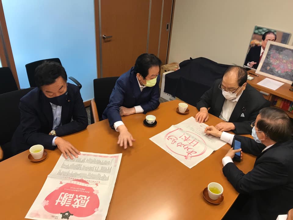 駐日代表謝長廷於今日(14日)赴日本參議院表達感謝之意。 圖: 翻攝謝長廷臉書 駐日代表謝長廷於今日(14日)赴日本參議院表達感謝之意。 圖: 翻攝謝長廷臉書