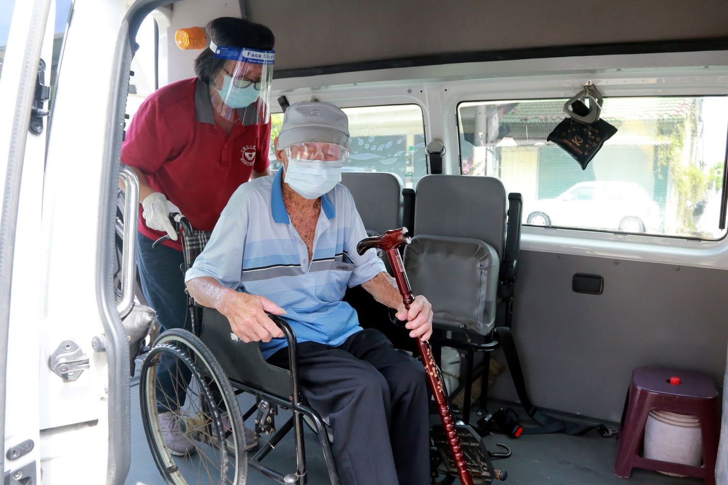 七股區樹林里101歲人瑞黃金從由市府安排復康巴士至家中接送至七股衛生所,經報到量體溫、酒精消毒、掛號及衛生所主任陳繼進醫師評估後,順利完成施打疫苗。 圖:台南市政府提供 七股區樹林里101歲人瑞黃金從由市府安排復康巴士至家中接送至七股衛生所,經報到量體溫、酒精消毒、掛號及衛生所主任陳繼進醫師評估後,順利完成施打疫苗。 圖:台南市政府提供
