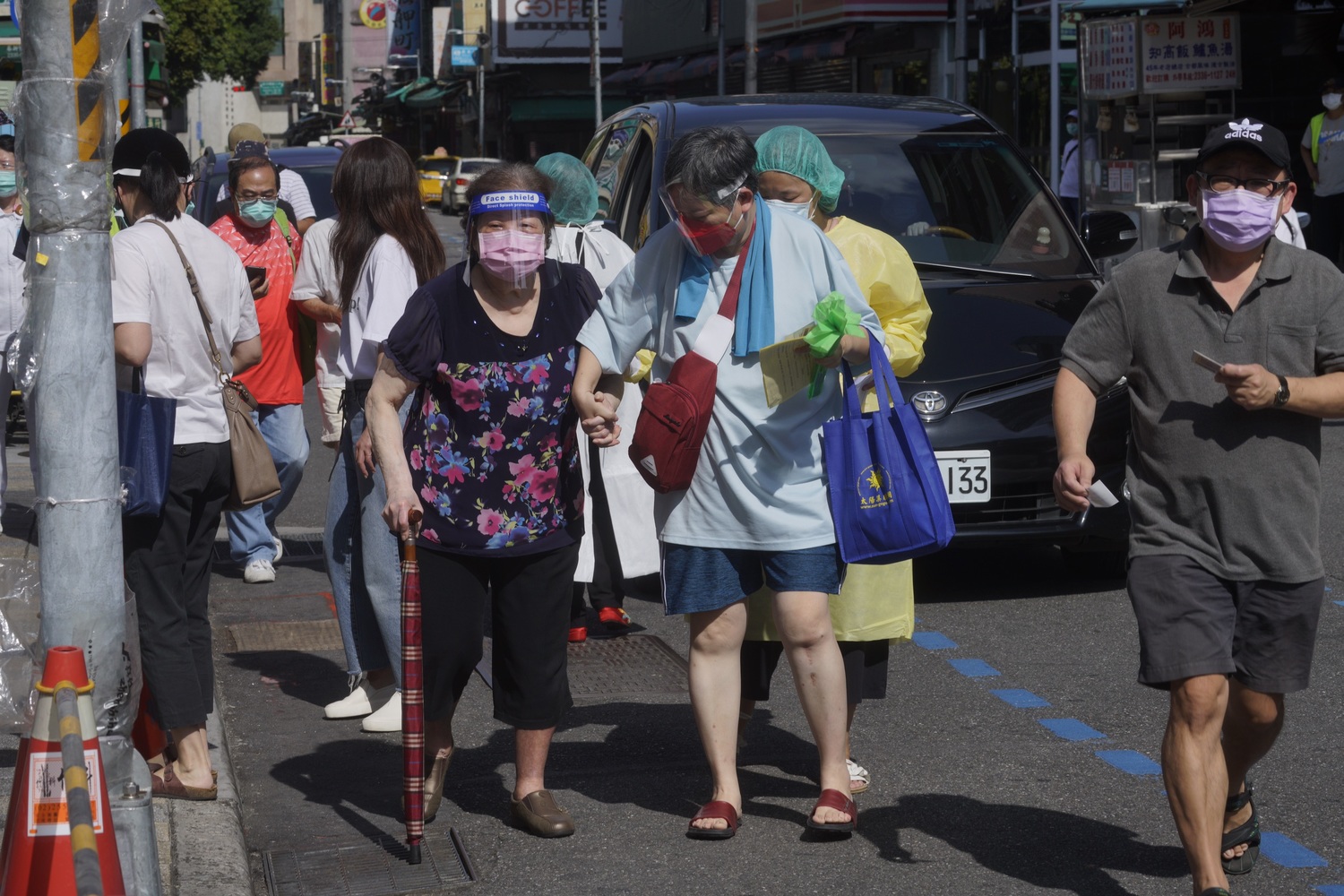 台北市長者施打疫苗首日,圖為萬華仁濟醫院施打疫苗情況。 圖:張良一 / 攝 台北市長者施打疫苗首日,圖為萬華仁濟醫院施打疫苗情況。 圖:張良一 / 攝