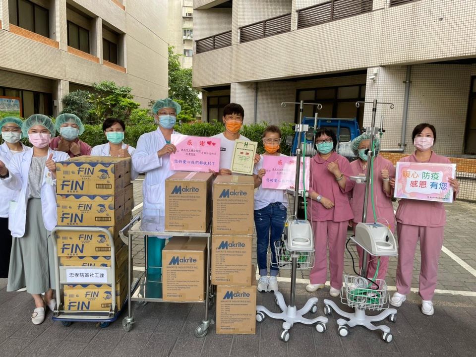 侯昌明、曾雅蘭夫妻檔所捐贈的物資,包含2台號稱「救命神器」的高流量氧氣鼻導管全配系統(HFNC)、2400個N95口罩、10箱補充飲料。 圖:取自侯昌明臉書 侯昌明、曾雅蘭夫妻檔所捐贈的物資,包含2台號稱「救命神器」的高流量氧氣鼻導管全配系統(HFNC)、2400個N95口罩、10箱補充飲料。 圖:取自侯昌明臉書