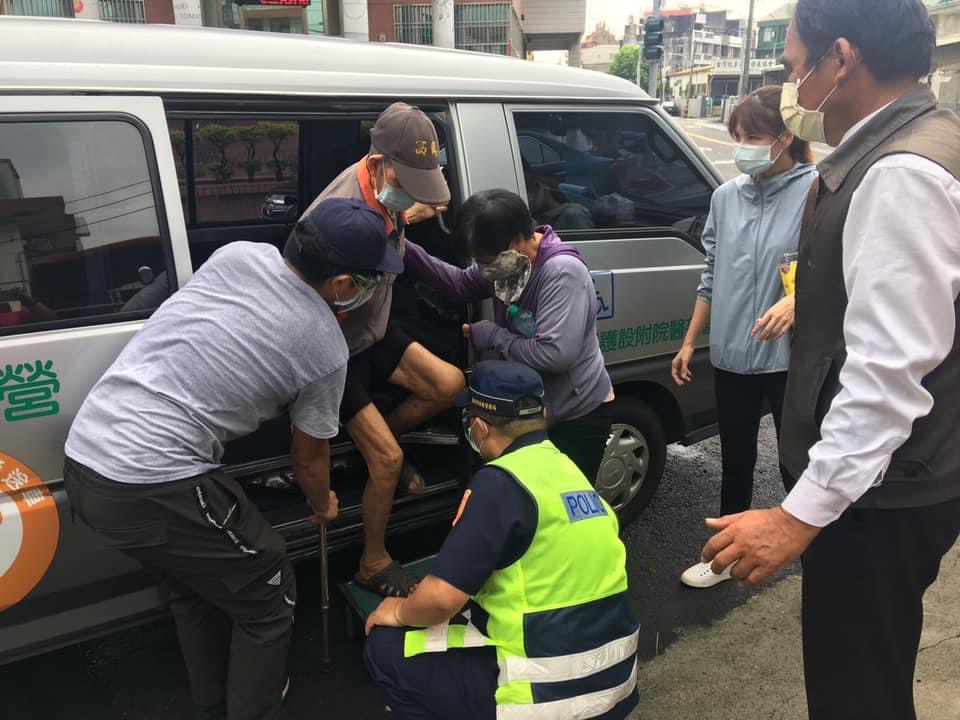 在市府相關單位工作人員的傾力協助下,長者接種疫苗時都能獲得妥善照顧。 圖:台南市政府提供 在市府相關單位工作人員的傾力協助下,長者接種疫苗時都能獲得妥善照顧。 圖:台南市政府提供