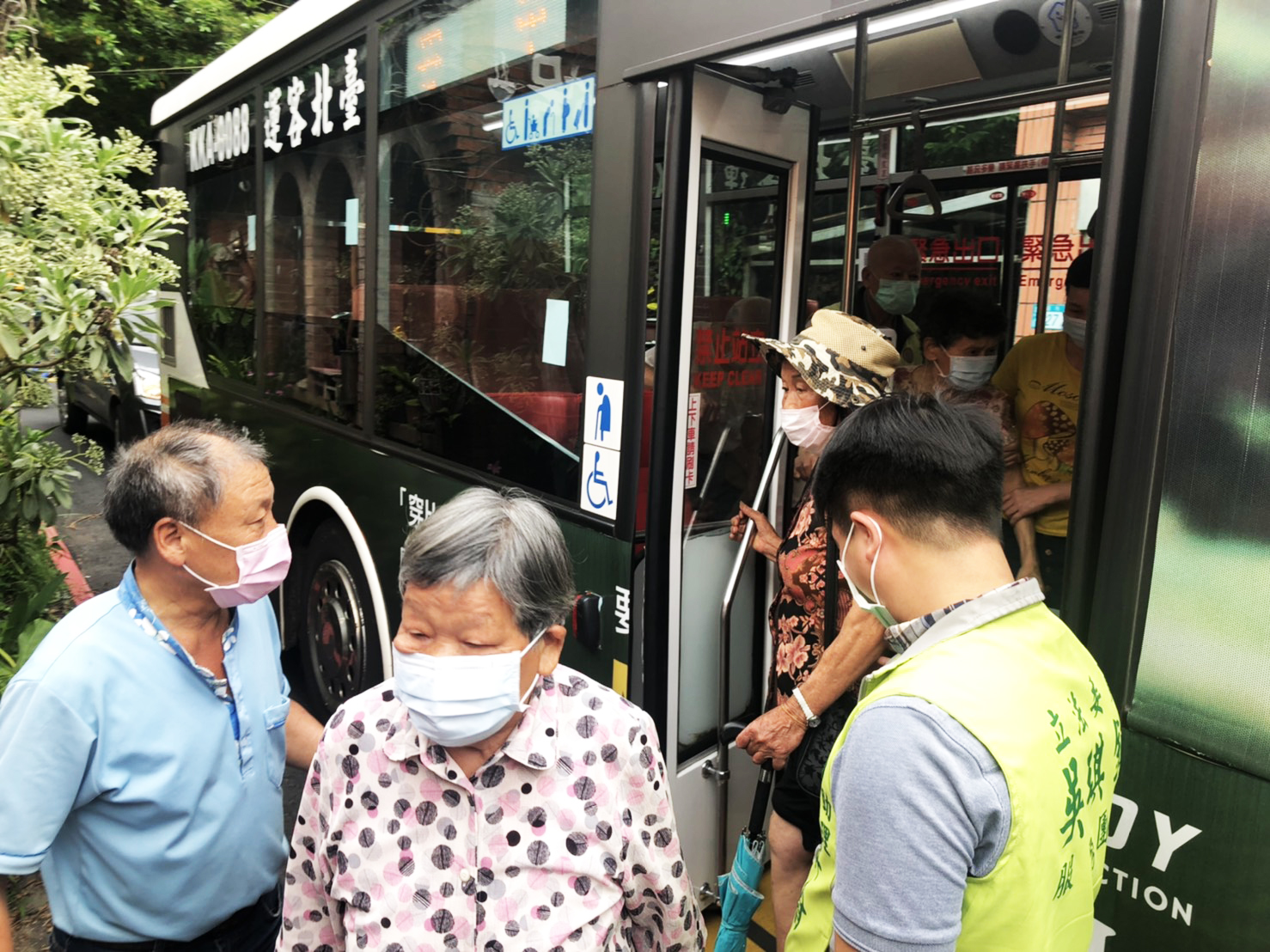 「接種大巴」提供長者至各區接種站施打疫苗的接送服務。 圖:新北市交通局提供 「接種大巴」提供長者至各區接種站施打疫苗的接送服務。 圖:新北市交通局提供