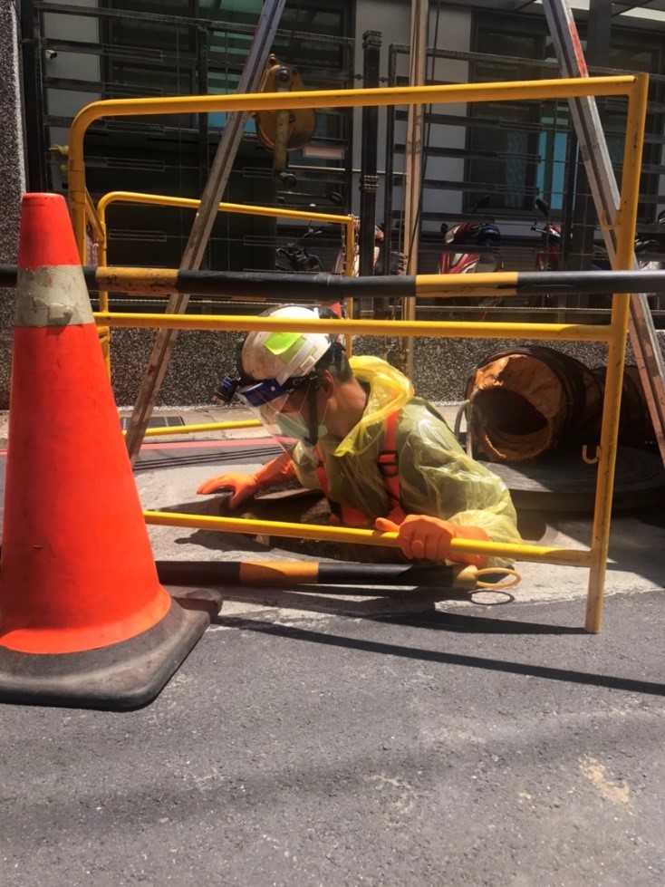 污水人孔巡檢維護作業 圖:新北市水利局提供 污水人孔巡檢維護作業 圖:新北市水利局提供
