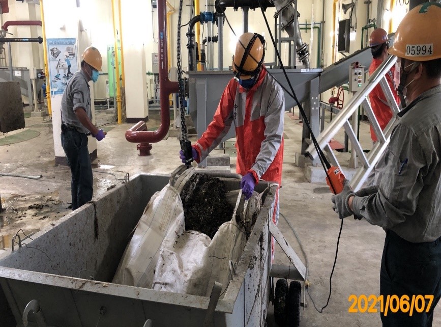 污水廠污泥清運作業 圖:新北市水利局提供 污水廠污泥清運作業 圖:新北市水利局提供