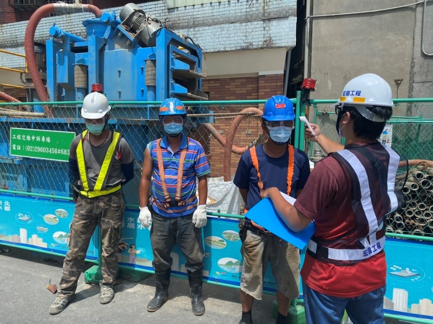 施工前防疫準備檢查 圖:新北市水利局提供 施工前防疫準備檢查 圖:新北市水利局提供