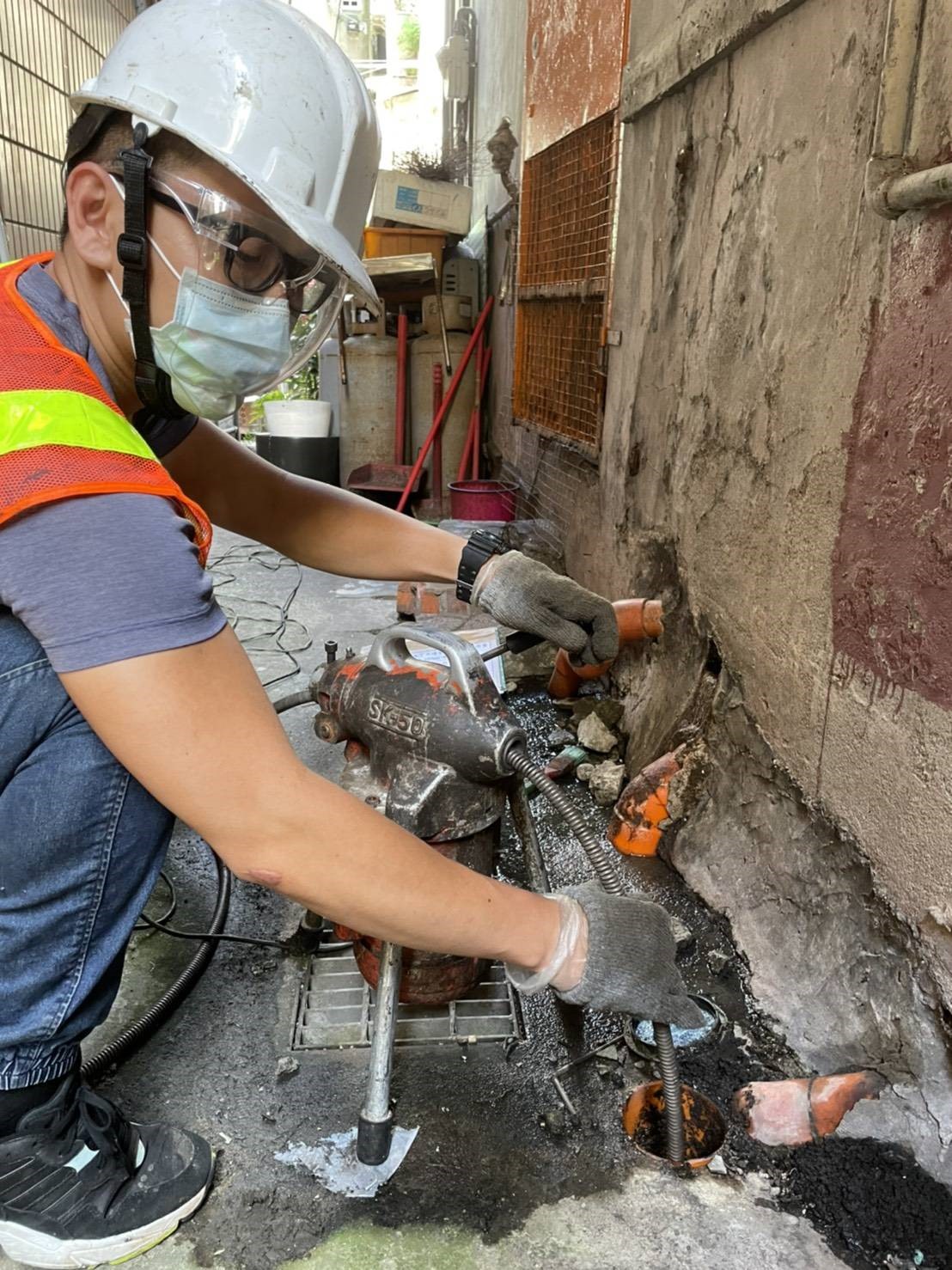 污水管清疏作業 圖:新北市水利局提供 污水管清疏作業 圖:新北市水利局提供