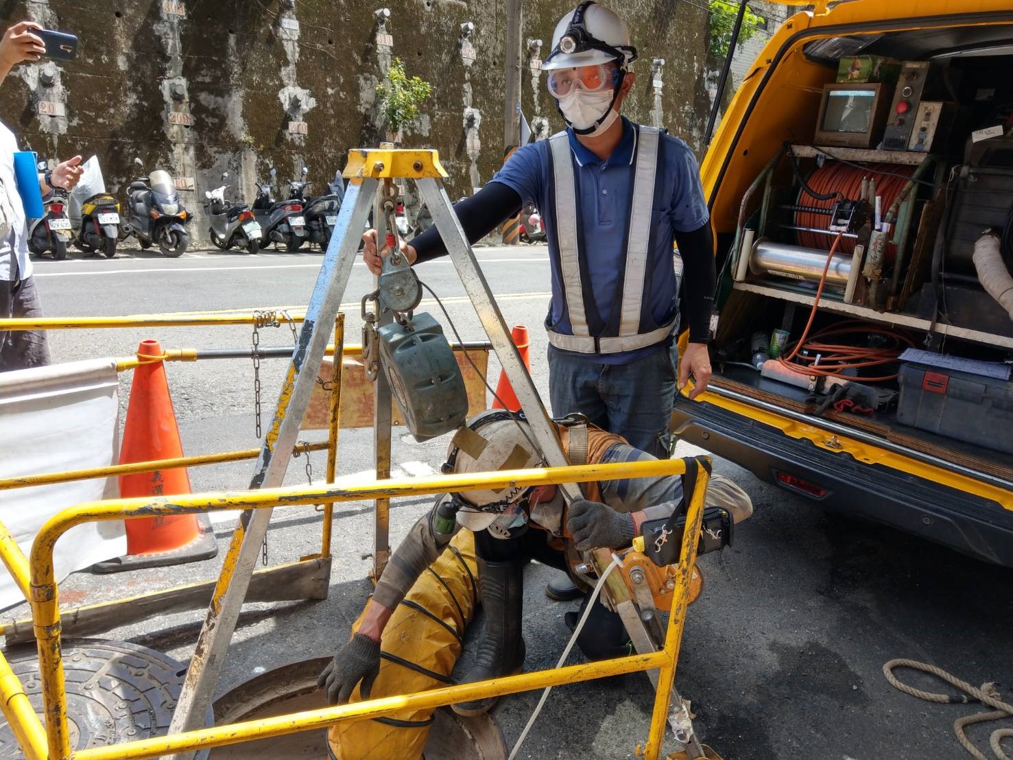 進入人孔前安全設備檢查 圖:新北市水利局提供 進入人孔前安全設備檢查 圖:新北市水利局提供