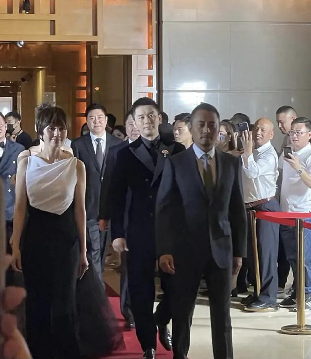 張涵予膚色明顯比一旁的袁泉、李晨等人黑上好幾階。 圖:翻攝自微博 張涵予膚色明顯比一旁的袁泉、李晨等人黑上好幾階。 圖:翻攝自微博