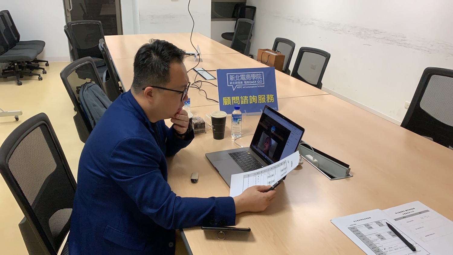 新北電商提供新北市企業免費諮詢服務,企業有任何關於電商問題,歡迎撥打諮詢專線。 圖:新北市經發局提供 新北電商提供新北市企業免費諮詢服務,企業有任何關於電商問題,歡迎撥打諮詢專線。 圖:新北市經發局提供