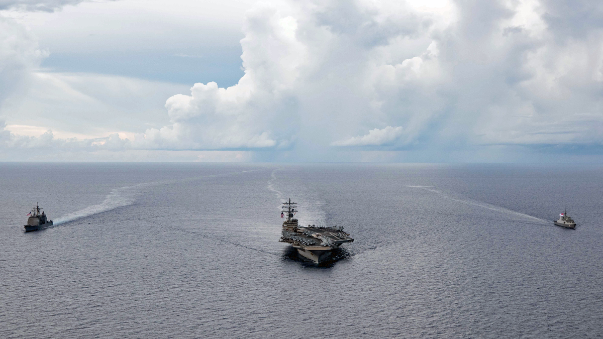 「雷根號」航母、提康德羅加級導彈巡洋艦「夏洛號(CG-67)」與新加坡巡防艦「無畏號(Intrepid,69)」在南海進行聯合軍演。 圖:翻攝U.S. Pacific Fleet推特 「雷根號」航母、提康德羅加級導彈巡洋艦「夏洛號(CG-67)」與新加坡巡防艦「無畏號(Intrepid,69)」在南海進行聯合軍演。 圖:翻攝U.S. Pacific Fleet推特