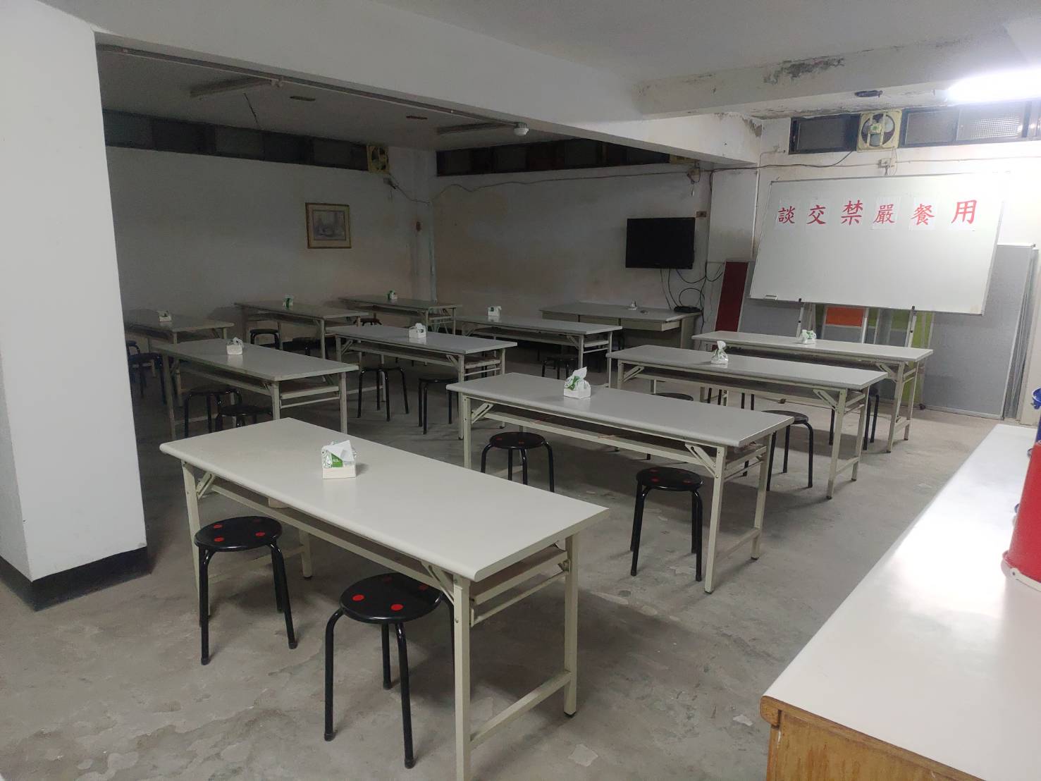 經發局企業防疫稽查,查獲企業員工餐廳未採隔板及梅花座 圖:新北市經發局提供 經發局企業防疫稽查,查獲企業員工餐廳未採隔板及梅花座 圖:新北市經發局提供