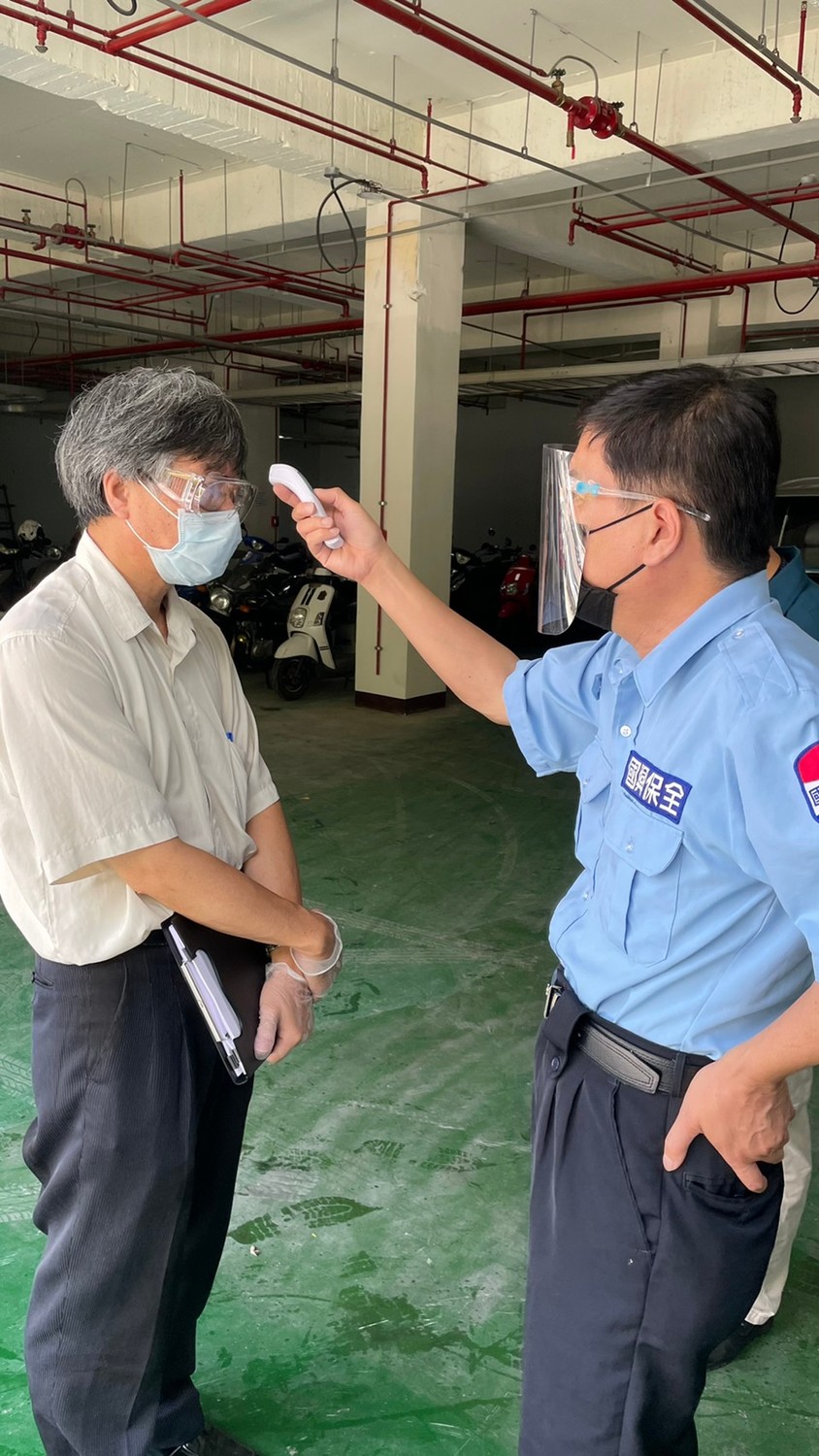 稽查兆利時量測體溫 圖:新北市經發局提供 稽查兆利時量測體溫 圖:新北市經發局提供