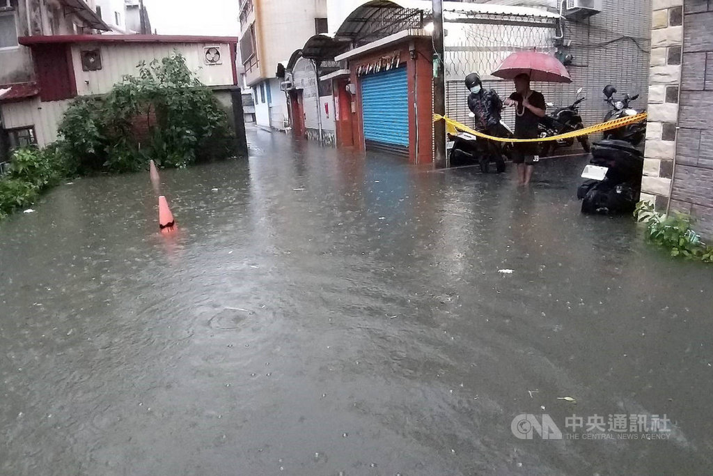 台南市部分地區20日凌晨出現雷雨,造成永康區一處巷弄積水,警方獲報前往拉上封鎖線。(成功里長曾文俊提供) 圖/中央社 台南市部分地區20日凌晨出現雷雨,造成永康區一處巷弄積水,警方獲報前往拉上封鎖線。(成功里長曾文俊提供) 圖/中央社