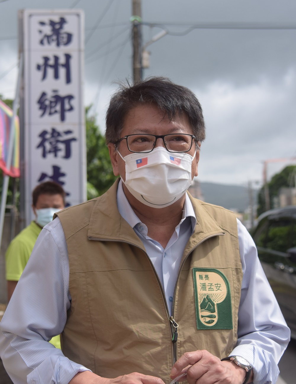 屏東縣長潘孟安戴上「台美微笑口罩」視察疫苗注射站。 圖:屏東縣政府提供 屏東縣長潘孟安戴上「台美微笑口罩」視察疫苗注射站。 圖:屏東縣政府提供